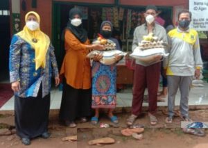Tetap Terapkan Prokes, Pendistribusian Bantuan Sembako Pangan di Desa Taman Sari Berjalan Kondusif