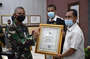 Danrem 043/Garuda Hitam Beri Piagam Penghargaan Kepada Insan Pers