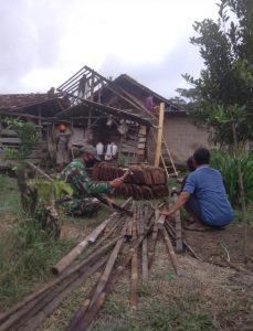 Babinsa Sertu Winarno, Gotong Royong Perbaiki Rumah Warga Binaan