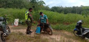 Anggota Koramil Koptu Purwoto Dampingi Petani Berikan Penyuluhan