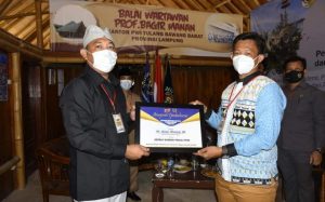 Bupati Umar Ahmad dapati Penghargaan Tjindarbumi Sebagai Kepala Daerah Peduli Media Massa