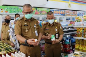 Kadis Kesehatan Tuba Hi. Fatoni, S.Kep.,M.M. Turun Lapangan Cek Makanan Layak Konsumsi