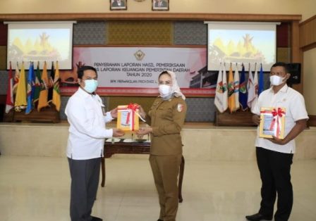 Poto Bupati Winarti Menerima Piagam WTP di kantor BPK-RI Perwakilan lampung