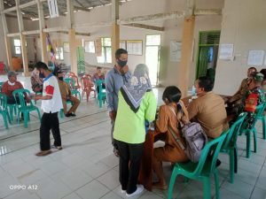 Babinsa Mesuji Bersama Bidan Desa Periksa Rutin Kesehatan Masyarakat Binaan