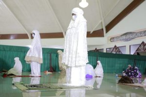 Hari Kedua Bulan Ramadhan Bupati Winarti Beserta Kepala OPD Tuba Sholat Tarawih Di Islamic Center