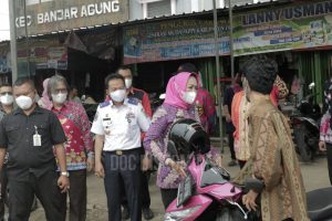 Bupati Winarti Turun Ke Pasar Unit II Himbau Masyarakat Tetap Terapkan Protokol Kesehatan