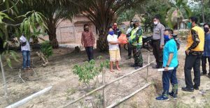 Babinsa Sumarno Dampingi Pemdes Bagikan Sembako