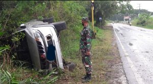 Sertu Karyono dan Serda Dewa Anggota Kodim 0426 Tuba Bantu Korban Kecelakaan