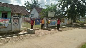 Babinsa Mesuji dan Aparat Desa Gotong Royong Semprot Disinfektan
