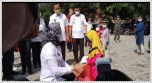 Binhar Selaku Sekretaris Dinsos Tuba Turut Dampingi Bupati Winarti Menyalurkan Bantuan Kepada Anak yatim