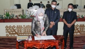 Hadiri Rapat Paripurna DPRD Tuba Tentang PJP TA 2020 dan Pengesahan Perubahan APBD 2021, Ini Jawaban dan Penjelasan Bupati Winarti, SE.MH
