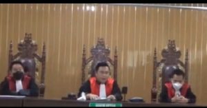Dikabulkan Gugatan, Perwakilan Empat Warga Sujud Syukur Dihadapan Majelis Hakim PN Menggala