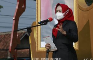 Bupati Tuba Dr.Hj.Winarti,SE.MH Serahkan Paket Sembako Kepada Warga Isoman Secara Simbolis