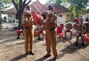 Perhatian Terhadap Warga yang Isolasi Mandiri, Dinas Sosial Wakili Pemkab Tuba Bagi-Bagi Sembako