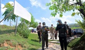 Bupati Umar Ahmad Dampingi Gubernur Lampung Berikan Sembako dan Tinjau Lokasi Uluan Nughik