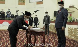Bupati Dr.Hj.Winarti,SE.MH Dengarkan Pidato Presiden RI Dalam Acara Paripurna Istimewa DPRD Tuba
