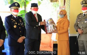 Sekda Anthoni Wakili Pemkab Tuba Berikan Tali Asih Berupa Sembako Kepada Lima Veteran