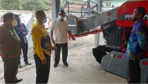 Anggota DPR RI Hanan A Rozak Serahkan Mesin Pertanian di Mesuji