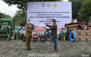 Bantuan Alat Mesin Untuk Kelompok Tani Diserahkan Langsung Bupati Tuba Dr.Hj.Winarti,SE.MH