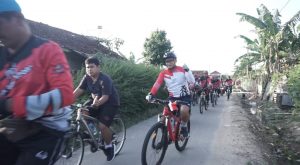 Dandim 0426 Tuba Bhaksos Bagi-Bagi Sembako