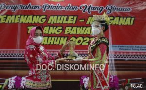 Bupati Tuba Dr.Hj.Winarti,SE.MH Serahkan Piala Pemenang Mulei Menganai 2021, Ini Pemenangnya