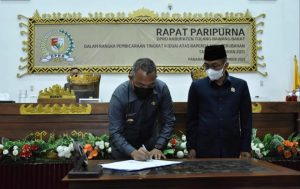 Bupati Umar Ahmad, S.P Hadiri Paripurna DPRD dalam Rangka Raperda APBD Perubahan Tahun 2021