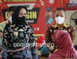 Dampingi Bupati Tuba Dr.Hj.Winarti,SE.MH Kadiskes Hi.Fatoni, S.Kep,MM Tinjau Pelaksanaan KBM dan Vaksinasi