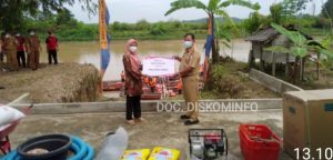 Sekda Ir. Anthoni, MM Wakili Bupati Tuba Serahkan Bantuan Alat Perikan Kepada Kelompok Nelayan