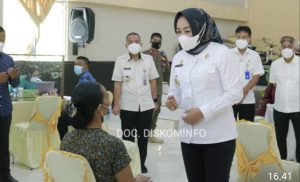Vaksinasi di Empat Titik Ditinjau Langsung Kadiskes Tuba Fatoni, S.Kep.MM., Disini Lokasinya