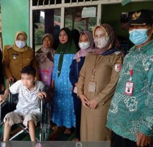 Penyandang Disabilitas “Ananda Ridho” Dapat Kursi Roda dari Dinsos Tulang Bawang
