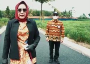 Dampingi Bupati Tuba Dr.Hj.Winarti,SE.MH Kadis PUPR Puncak Setiawan Tinjau pekerjaan Hotmix di Jalan Damar