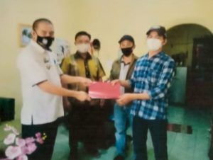 Cek Berkas Lengkap, Kaban Kesbangpol Tuba Serahkan SKT Lembaga GBN