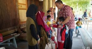 Bupati Tuba Barat “Umar Ahmad,S.P” Berikan Santunan Anak Yatim Piatu Akibat Covid-19