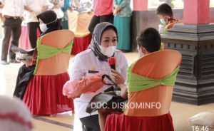 Bupati Tuba Dr.Hj.Winarti,SE.MH Serahkan Bantuan Sosial Anak Yatim dan Bedah Rumah