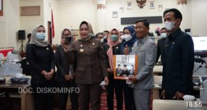 Bupati Dr.Hj Winarti,SE.MH Hadiri Paripurna DPRD Tuba RAPERDA TA 2022, Begini Penjelasannya