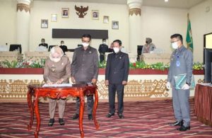 Ketua DPRD Tuba Sopi’i Ashari, S.H.,M.H. Pimpin Paripurna Penandatanganan dan Pengesahan TH 2022