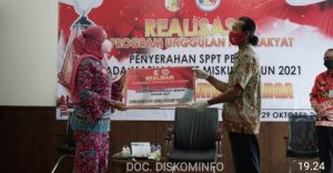 Bupati Tuba Dr.Hj.Winarti,SE.MH Serahkan Realisasi Program Unggulan Pro Rakyat Miskin