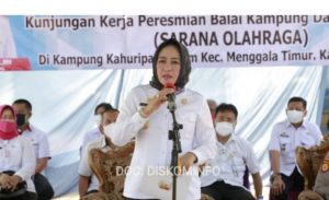 Bupati Tuba Dr.Hj.Winarti,SE.MH. Didampingi Kadis Kominfo “Dedy Palwadi” Resmikan Taman Ramah Anak dan Balai Kampung