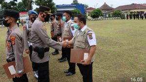 Kapolres Tuba Lampung AKBP Hujra Soumena, SIK.MH. Berikan Reward Kepada 12 Personel, Ini Prestasinya