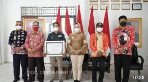 Bupati Tuba Dr.Hj.Winarti,SE.MH. Serahkan Penghargaan ADWI Kampung Aji Mesir