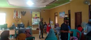 Anggota Koramil Serka Exnasius Lakukan Monitoring Vaksinasi Massal