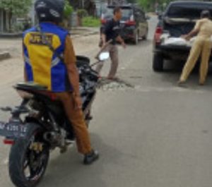 Hindari Warga Banyak Kecelakaan, Dinas PUPR Tuba Tambal Lobang di Jalur Dua