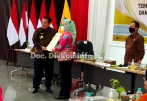 Bupati Tuba Dr.Hj.Winarti,SE.MH Ikuti Rakor Akhir Tahun 2021, Sekaligus Dapat Penghargaan dari Gubernur Arinal