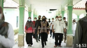 Kunjungi Warga Terkena Musibah Keracunan, Bupati Winarti Gratiskan Biaya Pengobatan