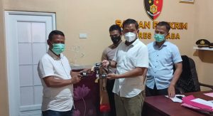 Penasehat DPP FORJIL “Hendra Bajil Rastan” Dampingi Tokoh Pemuda Serahkan 3 Senpi Revolver di Mapolres Tuba Barat