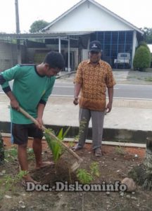 Lakukan Penghijauan di Sepanjang Jalan Ronggolawe, Pak Camat Ucapkan Terima Kasih Kepada Bupati Winarti