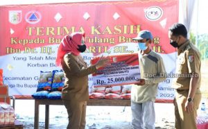 Bupati Tuba Berikan Bantuan Kepada Warga Terkena Bencana Banjir di 3 Kecamatan