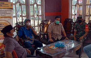 Babinsa Peltu Karno Ajak Masyarakat Binaan Cipta Keamanan Pada Pilkakam Serentak