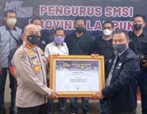 SMSI Lampung Beri Penghargaan Kepada Kapolresta Bandar Lampung dan Kapolsek TBU Gara-Gara Warga Curi Besi