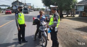 Satlantas Polres Tulang Bawang Bagikan Ratusan Masker Secara Gratis di Dua Lokasi Berbeda
